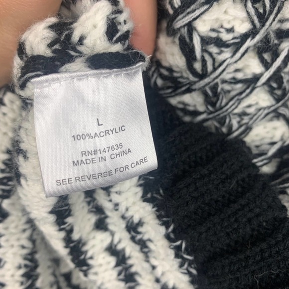 Romeo + Juliet Couture Ombré Chunky Knit Cardigan - Picture 7 of 9